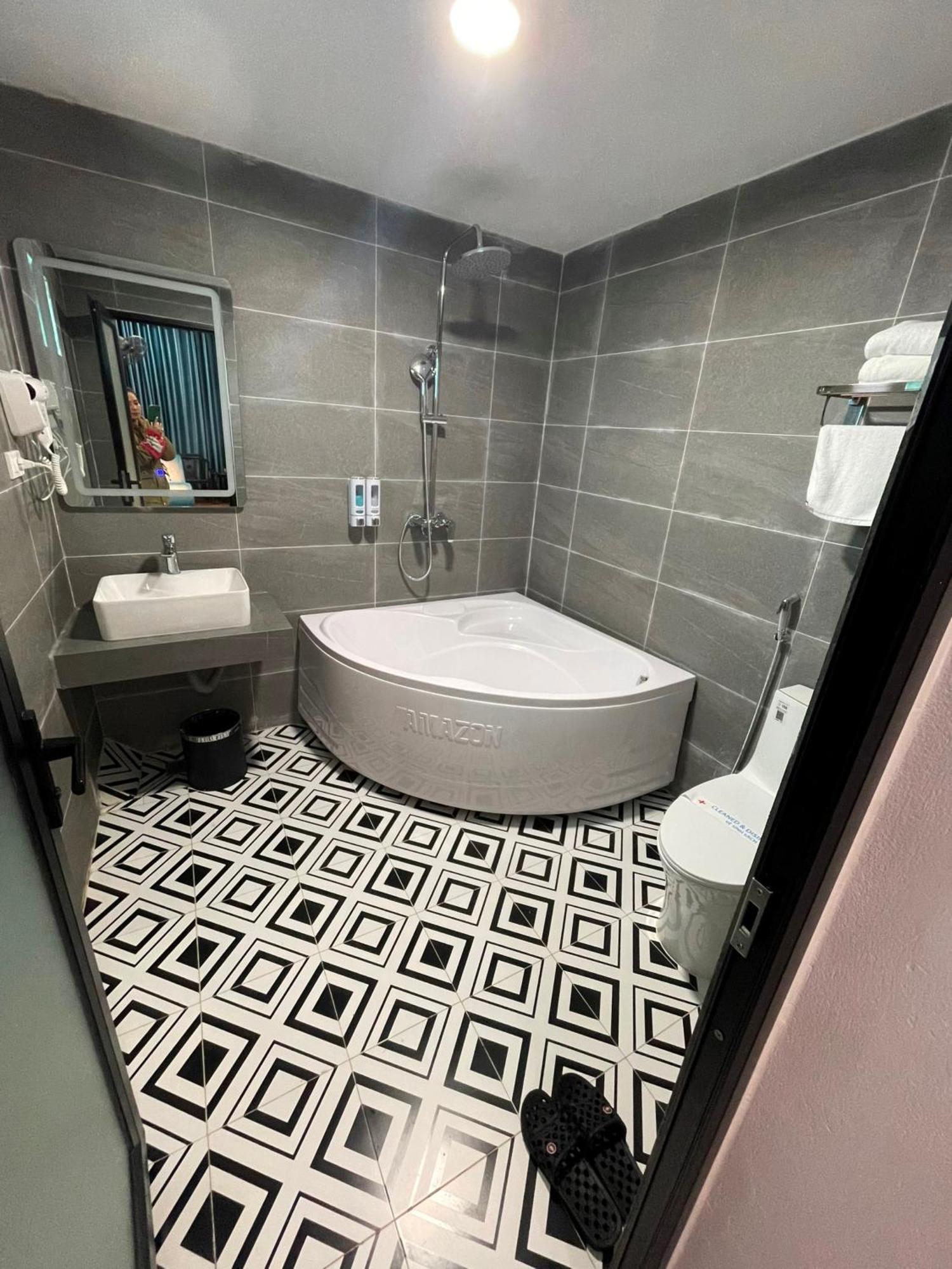 Nhat Tan Hotel Hanoi Buitenkant foto