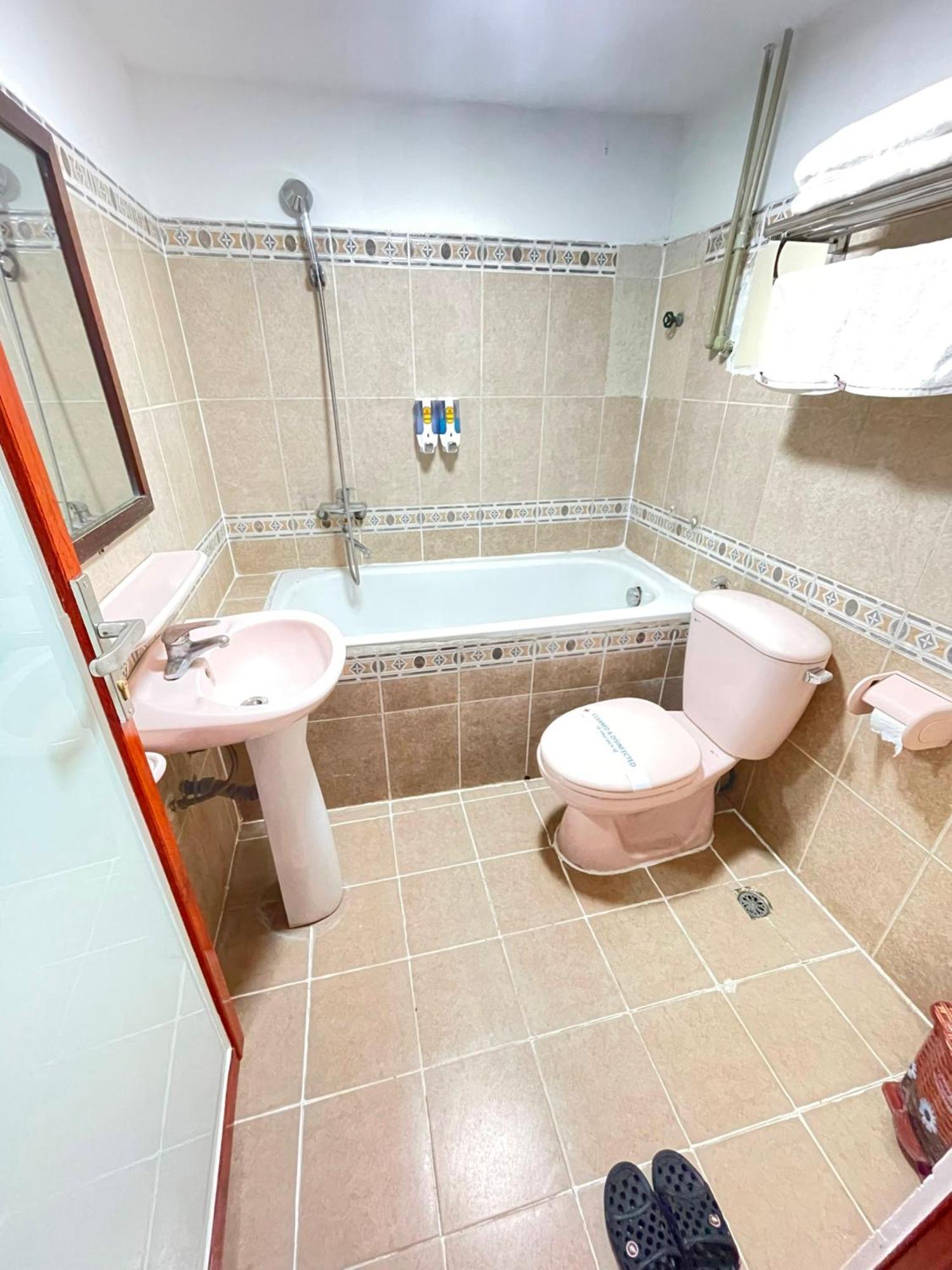 Nhat Tan Hotel Hanoi Buitenkant foto