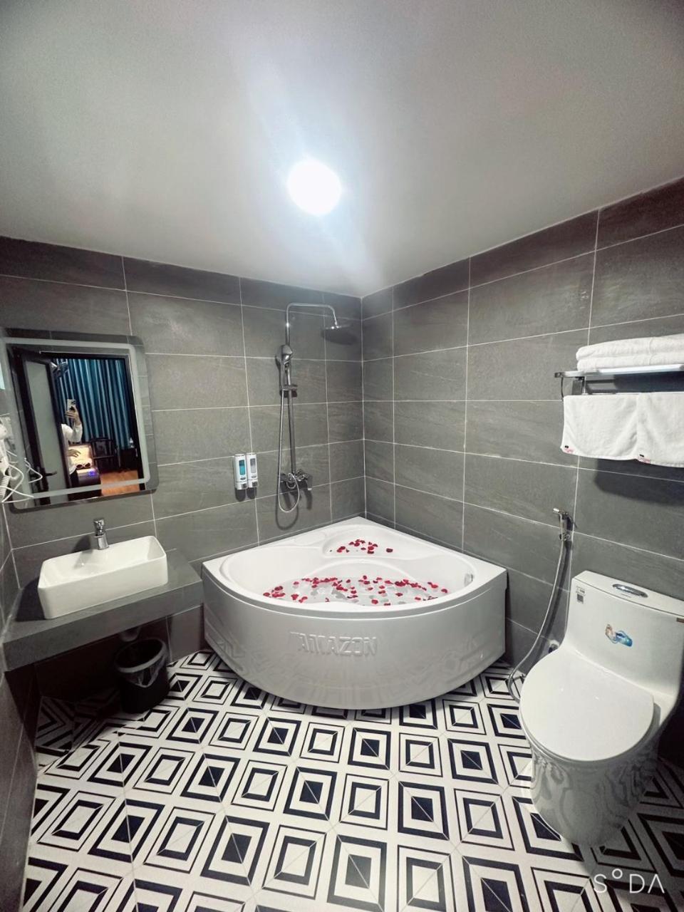 Nhat Tan Hotel Hanoi Buitenkant foto